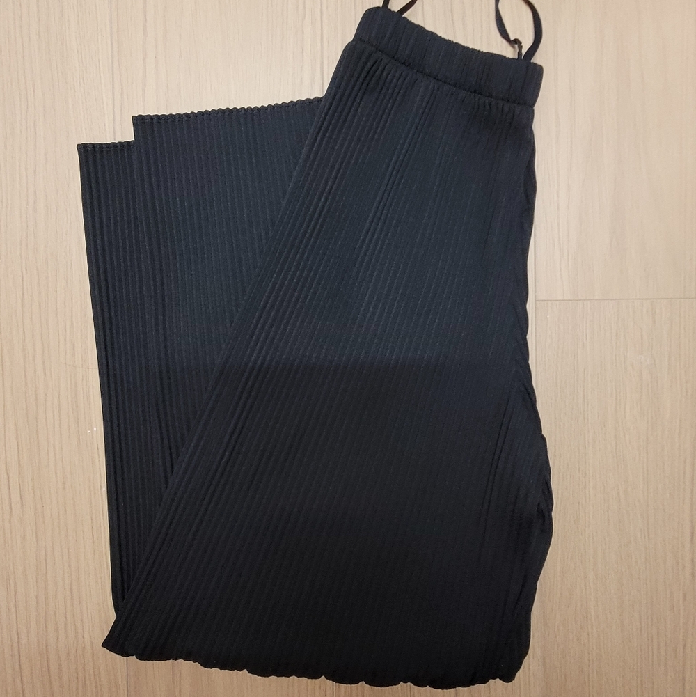 Uniqlo Women's Black Pleated Pants